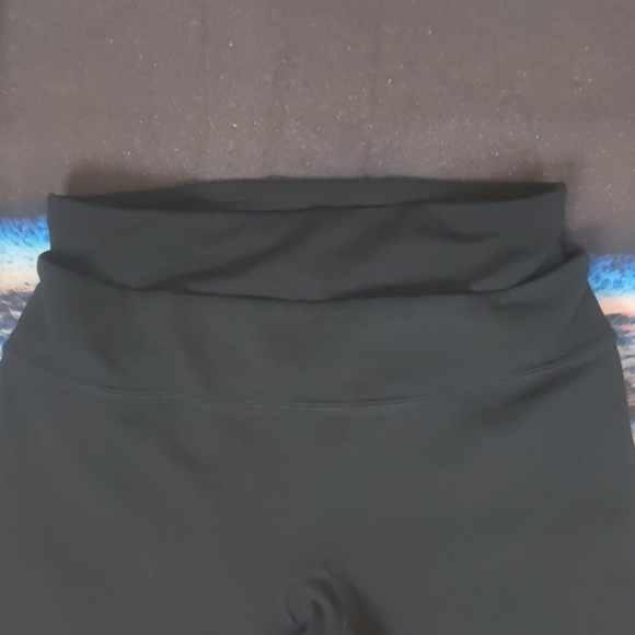 Spanx black legging capris size small - Picture 2 of 4